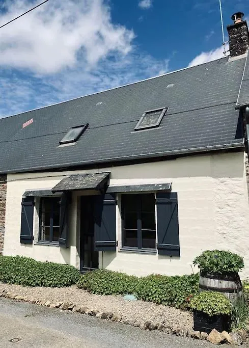 Le Gite Des Filles En Bottes Saint-Georges-de-Reintembault Holiday home