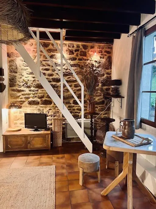 Le Gite Des Filles En Bottes Saint-Georges-de-Reintembault Holiday home